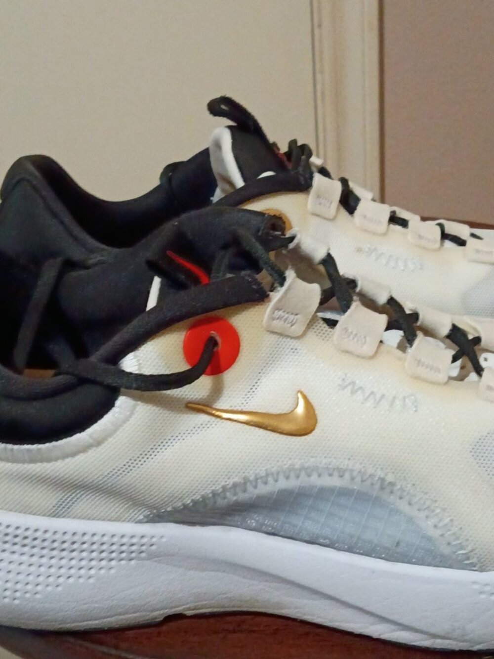 Nike React Escape Run Women's Size 8.5 White Black Gold Running Shoes CV3817-103 - Picture 4 of 13